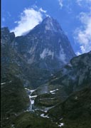 モディ・コーラ右岸の無名峰