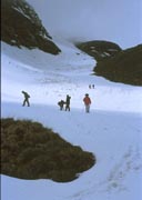 雪渓(?)の上を歩くトレッカー