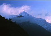 雲が朝陽に焼け始めた