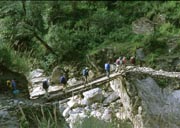 川に架かる橋を渡る
